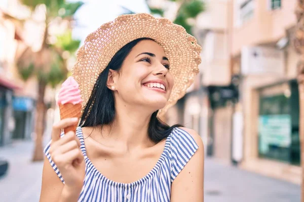 Jeune Fille Touristique Latine Vacances Souriant Heureux Manger Crème Glacée — Photo