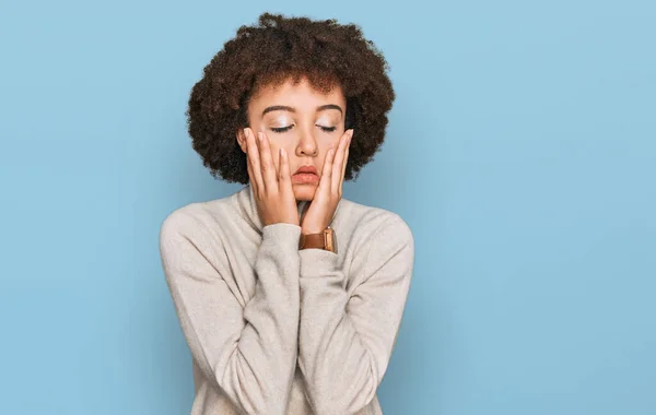 Ung Latinamerikansk Flicka Bär Ull Vinter Tröja Trötta Händer Täcker — Stockfoto