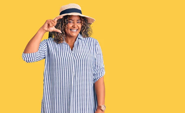 Jovem Afro Americana Size Mulher Usando Chapéu Verão Sorrindo Gestos — Fotografia de Stock