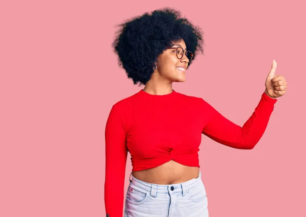 Jovem Afro Americana Vestindo Roupas Casuais Óculos Que Parecem Orgulhosos — Fotografia de Stock