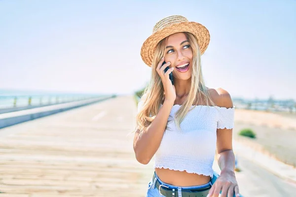 Jong Blond Toeristisch Meisje Glimlachen Gelukkig Praten Smartphone Promenade — Stockfoto