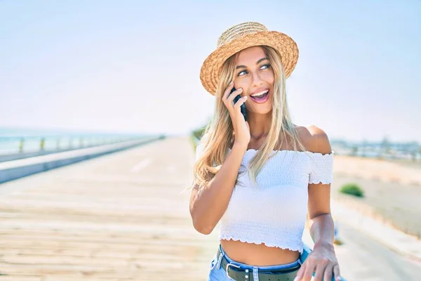 Junge Blonde Touristin Lächelt Glücklich Und Spricht Auf Dem Smartphone — Stockfoto