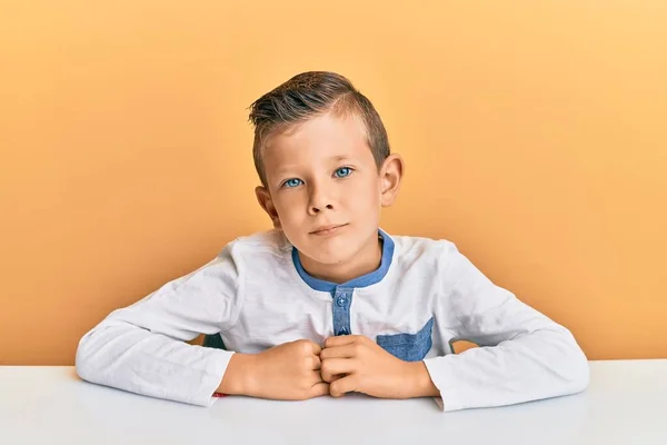 Adorabile Ragazzo Caucasico Con Indosso Vestiti Casual Seduto Sul Tavolo — Foto Stock