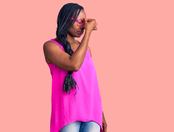 Mujer Afroamericana Joven Con Ropa Casual Gafas Cansadas Frotando Nariz — Foto de Stock