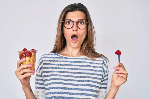 Hermosa Mujer Caucásica Comiendo Fruta Fresca Saludable Asustada Sorprendida Con —  Fotos de Stock