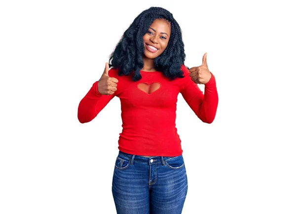 Mooie Afro Amerikaanse Vrouw Draagt Casual Kleding Succes Teken Doen — Stockfoto