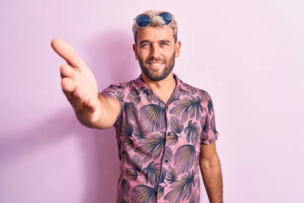 Knappe Blonde Man Vakantie Met Casual Shirt Zonnebril Roze Achtergrond — Stockfoto