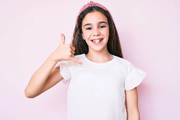 Carino Ispanico Bambino Ragazza Indossa Abiti Casual Diadema Sorridente Facendo — Foto Stock