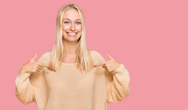 Giovane Ragazza Bionda Indossa Abiti Casual Guardando Fiducioso Con Sorriso — Foto Stock