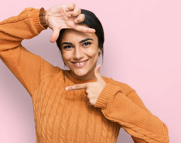 Junge Brünette Frau Lässigem Winterpullover Lächelnd Mit Händen Und Fingern — Stockfoto