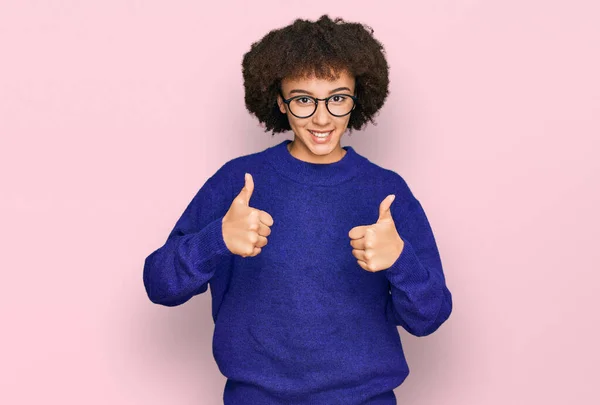Chica Hispana Joven Con Suéter Invierno Casual Gafas Signo Éxito — Foto de Stock