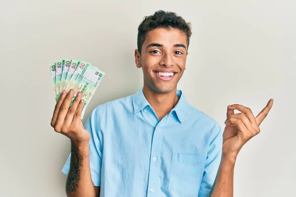 Joven Hombre Afroamericano Guapo Sosteniendo Billetes Hong Kong Dólares Sonriendo — Foto de Stock