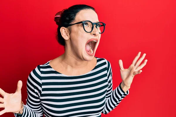 Mujer Caucásica Joven Con Ropa Casual Gafas Loco Loco Gritando —  Fotos de Stock