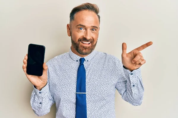 Όμορφος Μεσήλικας Επιχειρηματίας Κρατώντας Smartphone Δείχνει Λευκή Οθόνη Χαμογελώντας Χαρούμενος — Φωτογραφία Αρχείου
