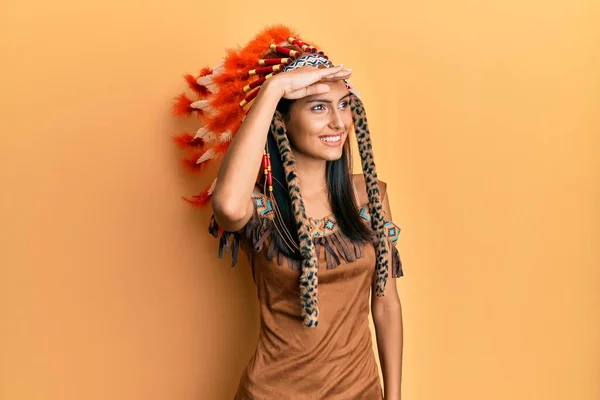 Jeune Femme Brune Vêtue Costume Indien Très Heureuse Souriante Regardant — Photo