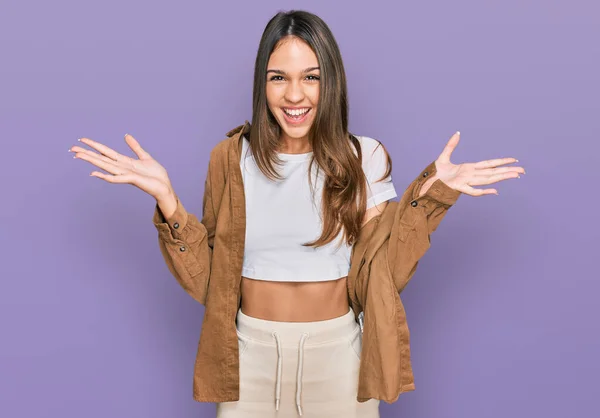 Junge Brünette Frau Lässiger Kleidung Feiert Sieg Mit Glücklichem Lächeln — Stockfoto