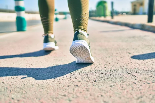Αθλητική Γυναίκα Που Φοράει Αθλητικά Που Τρέχει Στην Πόλη — Φωτογραφία Αρχείου