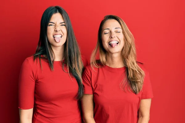 Die Hispanische Familie Aus Mutter Und Tochter Trägt Lässige Klamotten — Stockfoto