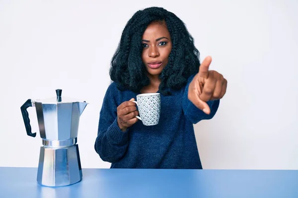 Krásná Africká Žena Pije Kávu Italského Kávovar Ukazuje Prstem Fotoaparát — Stock fotografie