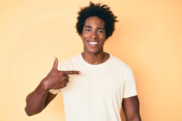 Bonito Homem Americano Africano Com Cabelo Afro Apontando Com Dedos — Fotografia de Stock