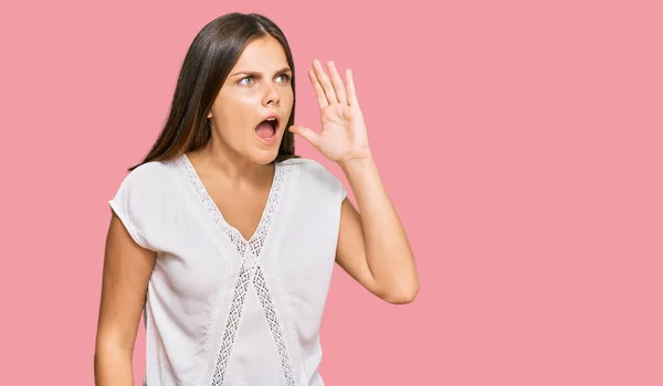 Mulher Caucasiana Jovem Vestindo Roupas Casuais Gritando Gritando Alto Para — Fotografia de Stock