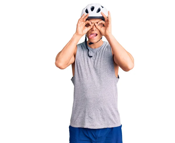 Joven Hombre Guapo Con Casco Bicicleta Haciendo Buen Gesto Como —  Fotos de Stock