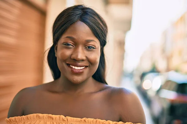 Mladý Africký Americký Žena Úsměv Šťastný Stojící Městě — Stock fotografie