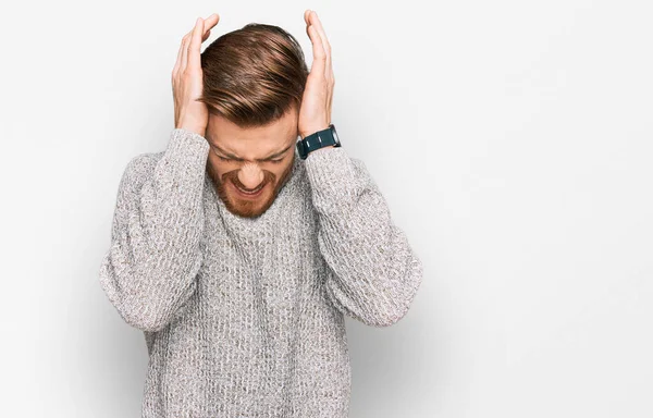 Homem Ruiva Jovem Vestindo Camisola Inverno Casual Sofrendo Dor Cabeça — Fotografia de Stock