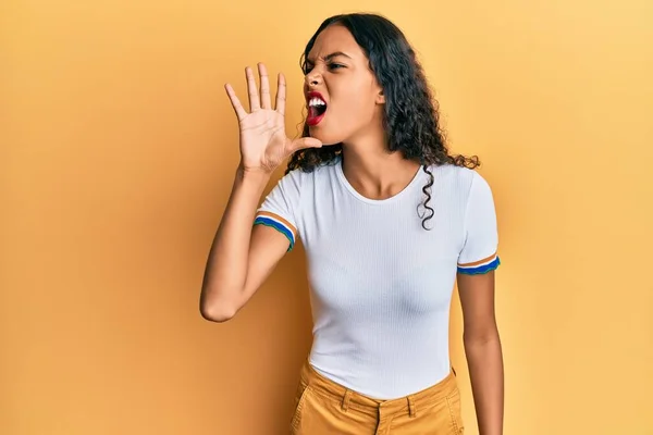 Молодая Африканская Американка Повседневной Одежде Кричащая Громко Бок Рукой Губах — стоковое фото