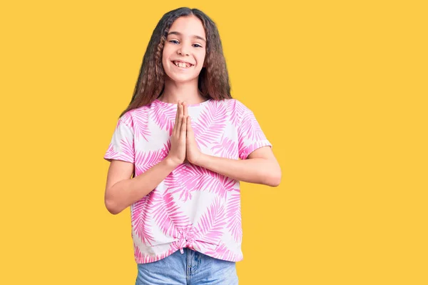 Menina Criança Hispânica Bonito Vestindo Roupas Casuais Orando Com Mãos — Fotografia de Stock