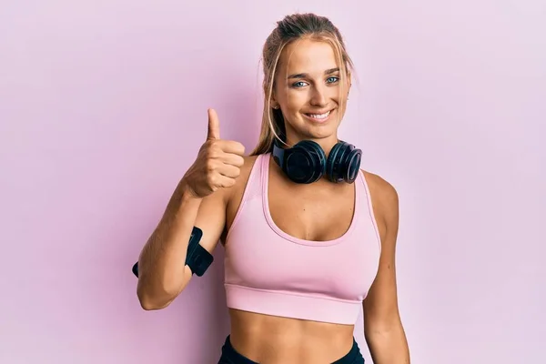 Ung Blond Kvinna Bär Gym Kläder Och Med Hörlurar Ler — Stockfoto