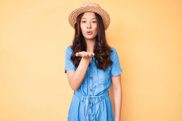 Young Beautiful Chinese Girl Wearing Summer Hat Looking Camera Blowing — Stock Photo, Image