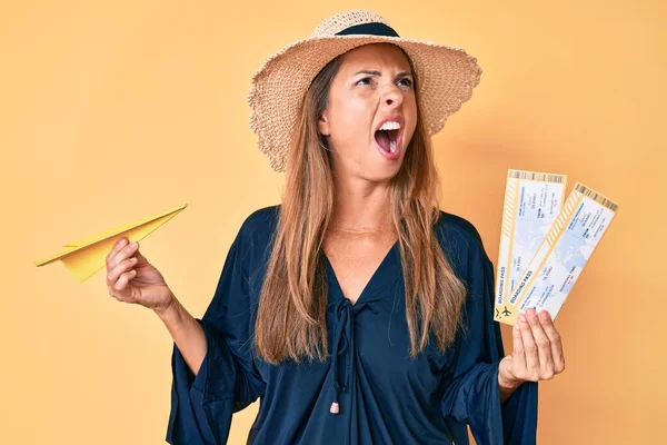 Donna Ispanica Mezza Età Con Cappello Estivo Con Carta Imbarco — Foto Stock