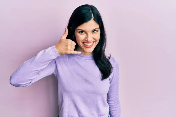 Ung Latinamerikansk Kvinna Klädd Vardagskläder Leende Gör Telefongest Med Hand — Stockfoto