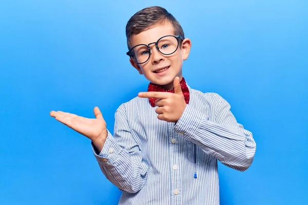 Cute Blond Dziecko Noszenie Nerd Muszki Okulary Zdumiony Uśmiechnięty Aparatu — Zdjęcie stockowe