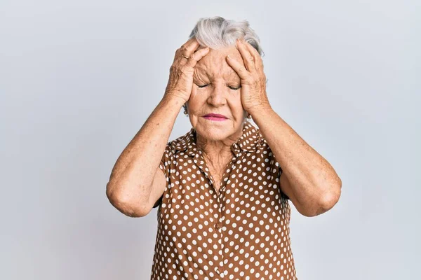 Oudere Grijsharige Vrouw Draagt Casual Kleding Die Lijdt Aan Hoofdpijn — Stockfoto