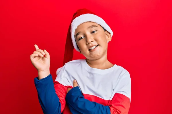 Malý Chlapec Hispánec Kluk Sobě Vánoční Klobouk Úsměvem Šťastný Ukazující — Stock fotografie