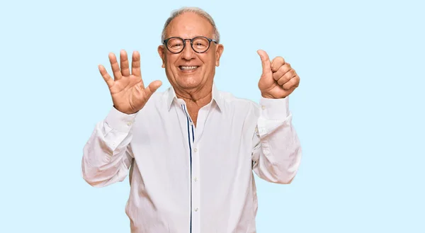 Starší Běloch Pracovní Košili Brýlích Ukazující Ukazující Prsty Číslo Šest — Stock fotografie