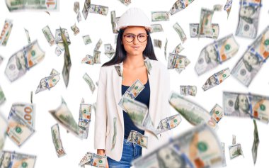 Mimar şapkalı, gözlüklü, komik yüzlü güzel Latin kız. Havayla şişmiş ağız, çılgın bir ifade..