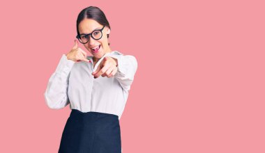 Güzel, esmer, profesyonel garson önlüğü giymiş, gülümseyen, telefonda konuşan ve seni işaret eden bir kadın. Ara beni.. 