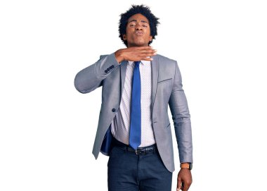 Yakışıklı Afro saçlı, iş ceketi giyen, boğazını bıçak niyetine kesen, saldırganlığı şiddetle tehdit eden afro-amerikalı bir adam. 