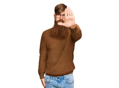 Genç İrlandalı kızıl elbiseli ve gözlüklü adam avucunun içi gibi şarkı söylemeyi kesiyor. Yüzünde olumsuz ve ciddi bir jest olan uyarı ifadesi. 