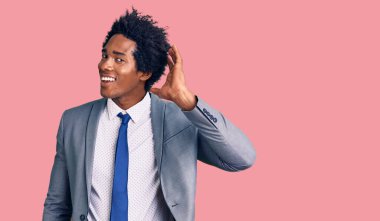 Afro saçlı, iş ceketi giymiş, ağzı kulaklarına varan bir gülümsemeyle dedikoduları ve dedikoduları dinleyen yakışıklı Afro-Amerikan bir adam. Sağırlık kavramı. 