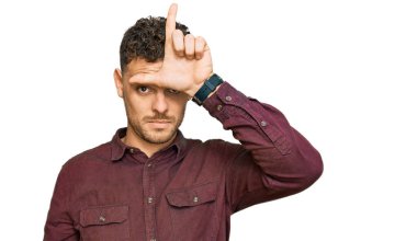 Latin asıllı genç adam sıradan kıyafetler giyiyor. Alnında parmakları olan insanlarla dalga geçiyor. Ezik hareketler yapıyor, alay ediyor, hakaret ediyor.. 