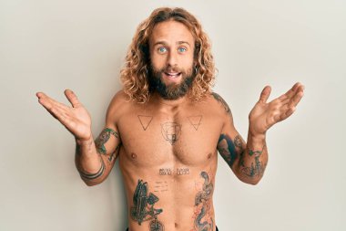 Sakallı, uzun saçlı, deli gibi kutlama yapan dövmeleri olan yakışıklı bir adam. Kolları havada ve gözleri açık, heyecanlı bir şekilde bağırıyor. Kazanan konsept 