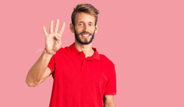 Yakışıklı, sakallı, sıradan kıyafetler giyen, dört numarayı gösteren, kendinden emin ve mutlu bir şekilde gülümseyen sarışın adam.. 