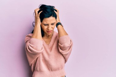 Kafkasyalı genç bir kadın gündelik kıyafetler giyiyor. Baş ağrısı çekiyor. Acı ve migren yüzünden çaresiz ve stresli. Eller başının üstünde.. 