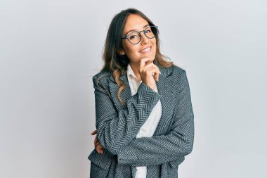 Genç esmer kadın, acı ve migren yüzünden baş ağrısı ve stresten muzdarip akıllı telefondan konuşuyor. Eller başının üstünde.. 