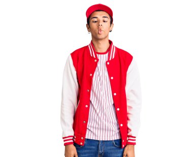 Beyzbol üniforması giyen genç bir Afrikalı Amerikalı dudaklarıyla balık suratı yapıyor, çılgınca ve komik bir jest. Komik ifade. 