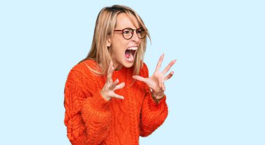 duygusal güzel sarışın kadın 